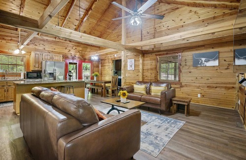Branson House | Rustic Hideaway! Close to Branson Landing!