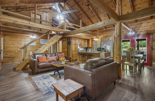 Branson House | Rustic Hideaway! Close to Branson Landing!