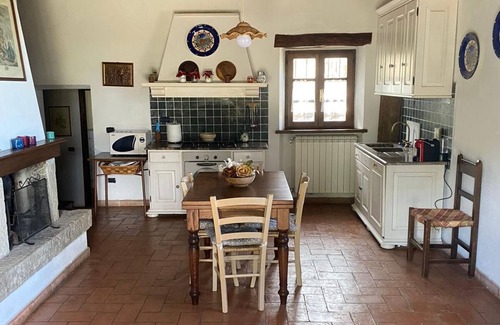 Arcidosso House | Rustic immersed in a centuries-old chestnut grove