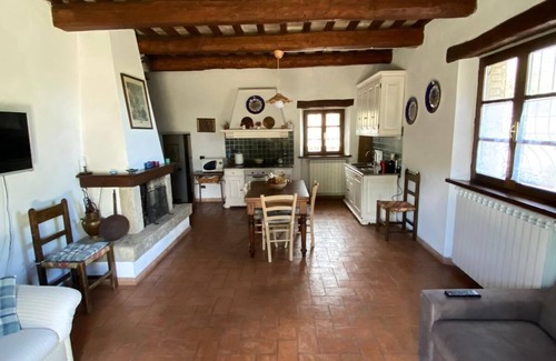 Arcidosso House | Rustic immersed in a centuries-old chestnut grove