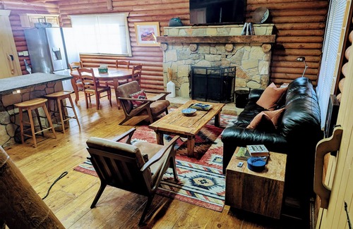 Pine Mountain Club Cabin | Rustic log cabin offering modern conveniences - Pet friendly