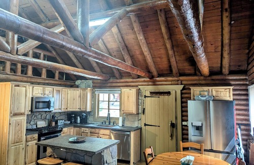 Pine Mountain Club Cabin | Rustic log cabin offering modern conveniences - Pet friendly