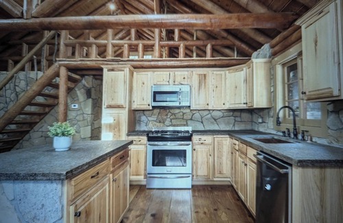 Pine Mountain Club Cabin | Rustic log cabin offering modern conveniences - Pet friendly