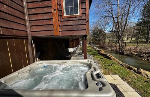 Wears Valley House | Rustic Modern Getaway - Mtn View - Creek - Hammock - Rest