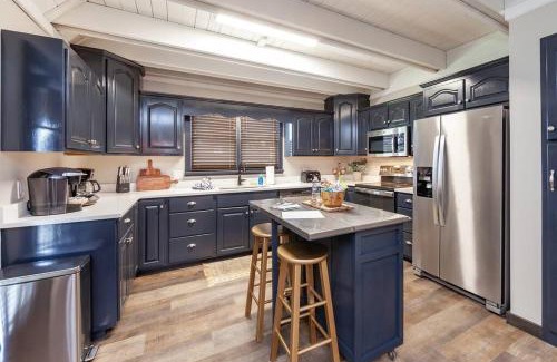 Wears Valley House | Rustic Modern Getaway - Mtn View - Creek - Hammock - Rest
