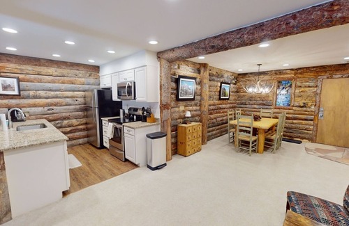Crested Mountain Village Apartment | Rustic Retreat - Mt Crested Butte