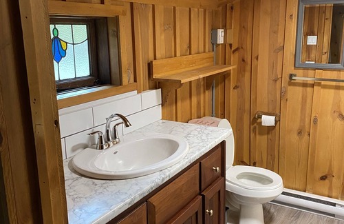 Courtenay Cabin | Rustic riverside cabin with easy access to town, trails and Mt Washington