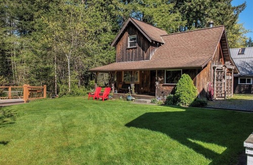 Courtenay Cabin | Rustic riverside cabin with easy access to town, trails and Mt Washington