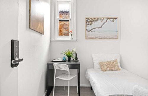 Kensington House | Rustic Single Room - Central Spot in Kensington - Shared Bathroom