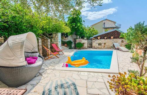 Maslenica Villa | Rustical Vila VERDE with traditional Tavern & Pool