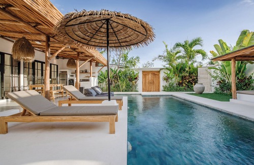 Beraban Villa | Ruta 1 Luxueuse 2CH à 350m de Nyanyi Plage & Proche du Luna Beach Club