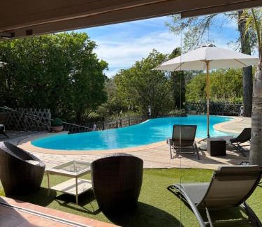 Bagnols-en-Foret Villa | Séjours à partir de 3 nuitées villa avec piscine à débordement, Spa et Pool house