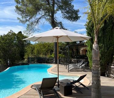 Bagnols-en-Foret Villa | Séjours à partir de 3 nuitées villa avec piscine à débordement, Spa et Pool house