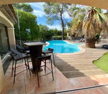 Bagnols-en-Foret Villa | Séjours à partir de 3 nuitées villa avec piscine à débordement, Spa et Pool house
