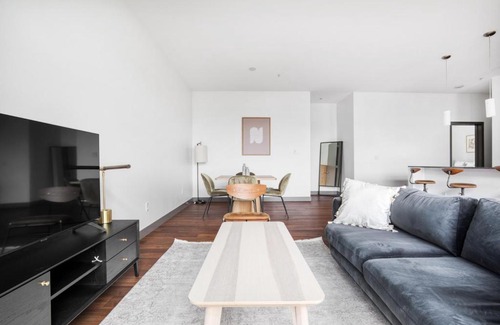 Cascade Apartment | S Lake Union 2BR w Gym WD nr Space Needle SEA-192