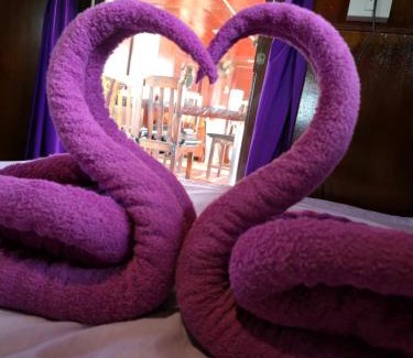 Phra Borom Maha Ratchawang Boat Rental | Sabai Sabai Liveaboard Bangkok