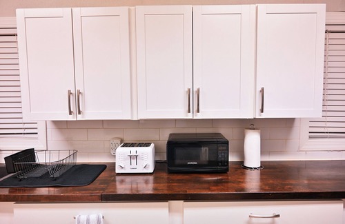 Broadmoor House | Safe 3BR/2BA Shreveport Home Central to Restaurants, Hospitals & Military Base.