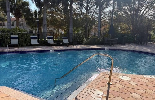 Palm Beach Gardens Apartment | Safe & Quiet Private Room in Palm Beach Gardens with fitness room, AC
