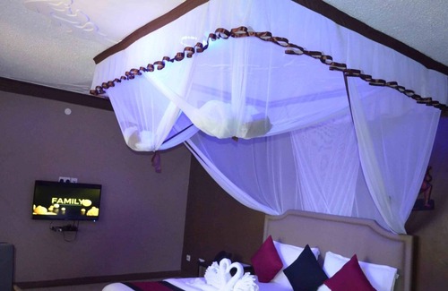 Entebbe Hotel | Saffron Beach Bistro & Cottages - Honeymoon Suite 1