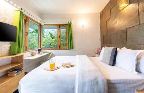 Kathgodam Villa | SaffronStays Hydrangea Hill, Mukteshwar