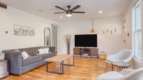 Asheville House | Sage Lodge by AvantStay 15 Min to Downtown Deck