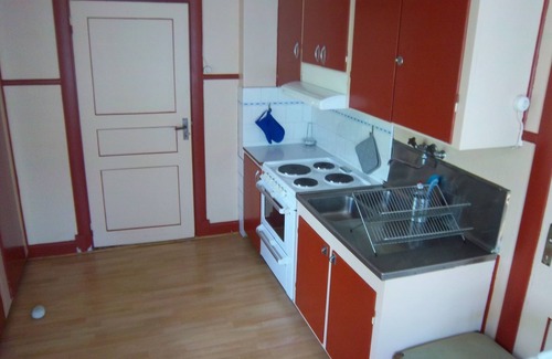 Klavrestrom House | Sailor house red holiday home near lake and golf course with boat in village location