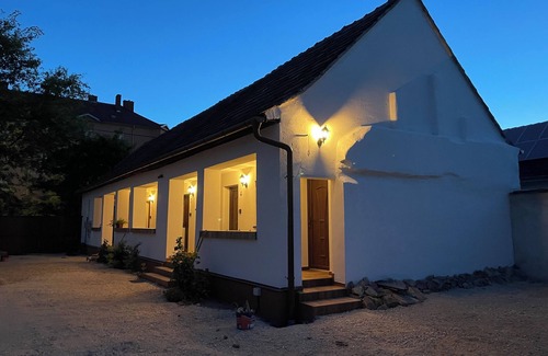 Szekesfehervar Cottage | Saját fürdővel, ingyenes parkolás és Wifi. Grillezési lehetőség az udvarban,