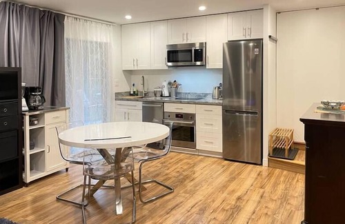 Burnaby House | Sakura Suite Near Skytrain, SFU