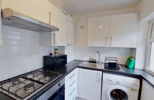 Salford House | Salford-house-sleeps6-parking-garden-wifi