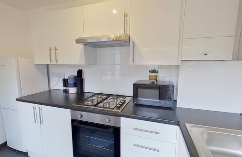 Salford House | Salford-house-sleeps6-parking-garden-wifi