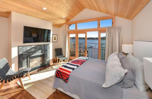 Cowichan Bay House | Salishan Tree House Suite
