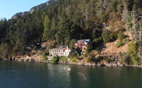 Cowichan Bay House | Salishan Tree House Suite