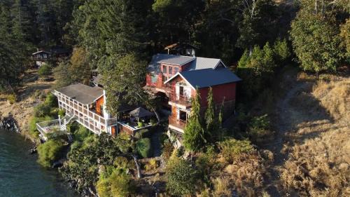 Cowichan Bay House | Salishan Tree House Suite
