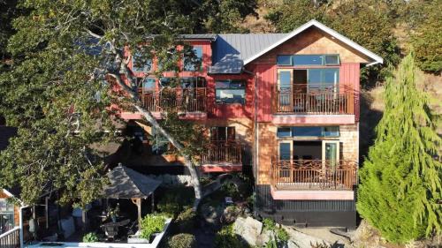 Cowichan Bay House | Salishan Tree House Suite