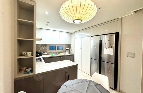 Yeonsu-gu Apartment | 'Salon de Lune' Park view, 3 min to Subway stn. Relaxing and cozy. Pet-Friendly!
