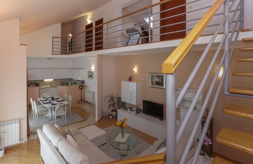 Kastel Kambelovac Apartment | SAMBA, beautiful two-storey apartment with sea view balcony