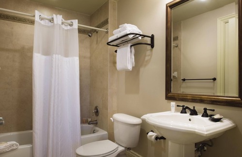 Downtown San Antonio Resort | San Antonio, TX: 2BR w/Whirlpool Tub, Free WIFI, Resort Pool, 0.5 Mi. River Walk