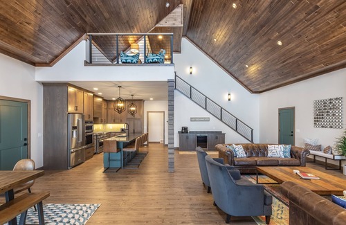Hayward House | Sandalwood Retreat on Round Lake - Waterfront property with screened porch ￼