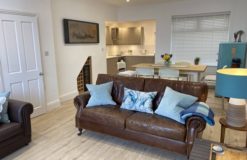 Woodhorn Cottage | Sandbanks (for dolphin watching). Spectacular views. Off street parking.