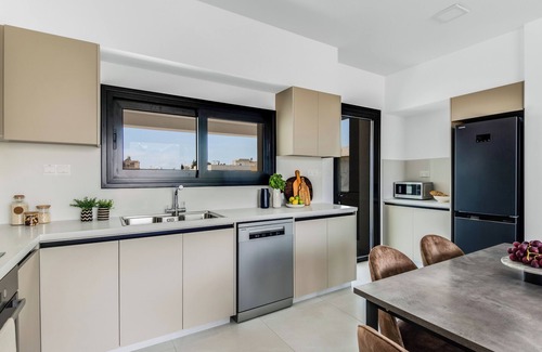 Agios Athanasios Apartment | Sanders Elgio - Cute 2-bdr Apt With Balcony