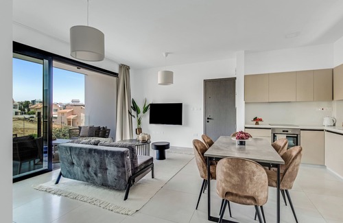 Agios Athanasios Apartment | Sanders Elgio - Cute 2-bdr Apt With Balcony