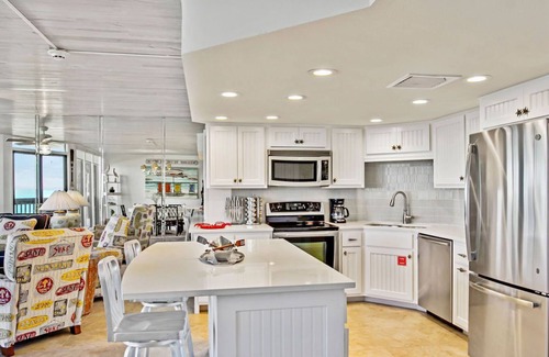 Port Aransas Condo | Sandpiper Condominiums 702, Panoramic Gulf Views w/direct access to Mustang Island/Port A beaches.