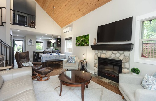 Regional District of Nanaimo Cabin | Sandpiper Cottage, Hot Tub & Pool Access