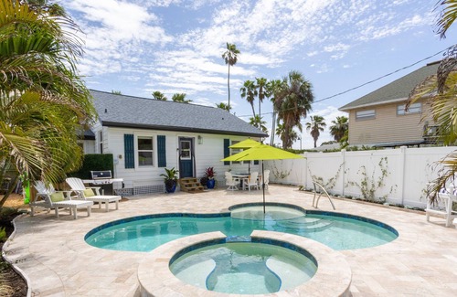 Pass-a-Grille Cottage | Sandpiper Cottage, private pool and seconds to the beach