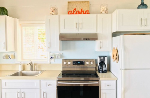 Hauula House | ★ Sandy Beachfront Home ★ Tiki Bar/Hot Tub/AC/Kayaks + Free WiFi/Laundry/Parking