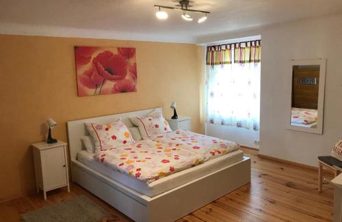 Borkheide Apartment | Sanierte möblierte Altbauwohnung am Waldrand für bis zu 6 Personen