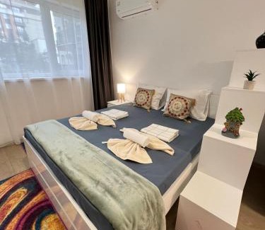 Studentski Grad Apartment | Santorini modern and cosy Apt near UNSS and NSA w WiFi