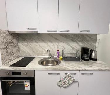 Studentski Grad Apartment | Santorini modern and cosy Apt near UNSS and NSA w WiFi