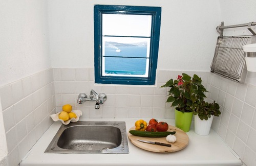 Oia House | SantoriniParadise: BLUE & WHITE cave house, authentic experience, Caldera view