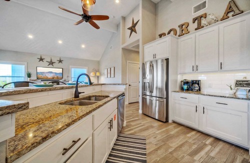 Port Aransas Cottage | Sapphire Breeze by Avantstay Pool, Walk to Beach